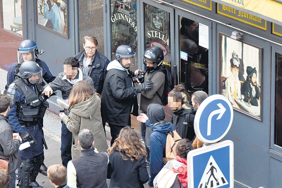 Benalla (centro, con casco) junto a dos comisarios franceses durante la protesta del 1º de Mayo. (Fuente: AFP)