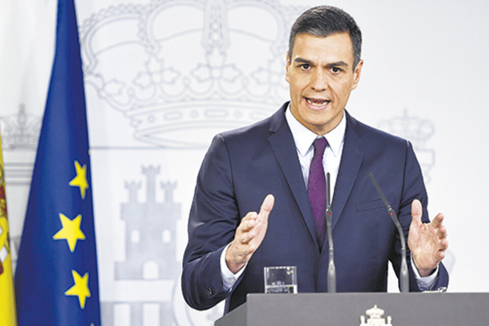 Sánchez defendió su gestión ayer en el Palacio de la Moncloa al anunciar las elecciones. (Fuente: AFP)