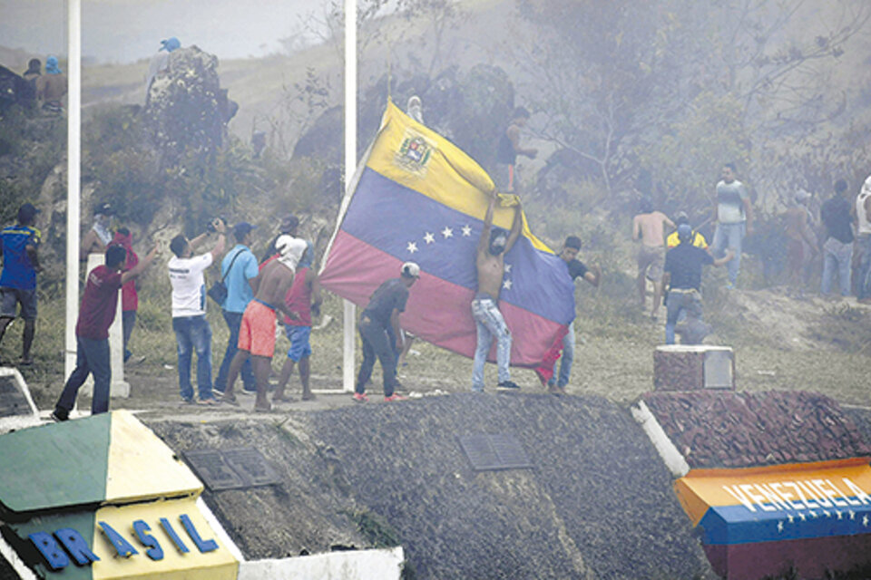 Opositores al gobierno de Maduro se manifiestan en el límite entre Brasil y Venezuela.