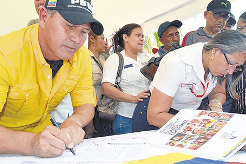 En la plaza Bolívar, funcionarios, dirigentes y gente de a pie firmaron la carta de Maduro.