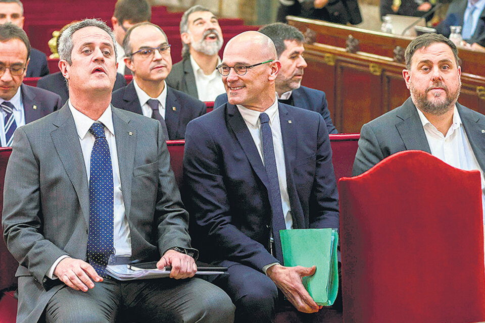 Los acusados Joaquim Forn, Raúl Romeva y Oriol Junqueras (primera fila) ayer en el TS de Madrid. (Fuente: AFP)