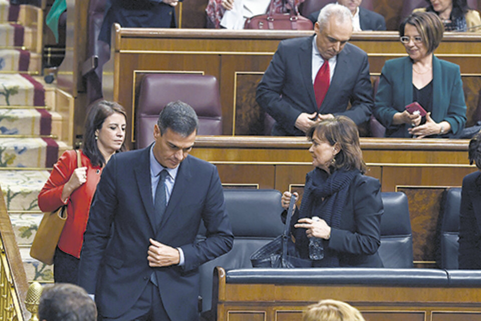 Sánchez se retira cabizbajo del Congreso después de ser derrotado en la votación del presupuesto. (Fuente: AFP)