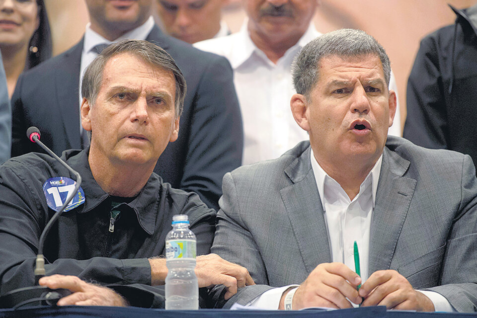 Otros tiempos: Bolsonaro junto a Bebianno, quien fue el coordinador de la campaña de su partido. (Fuente: AFP)