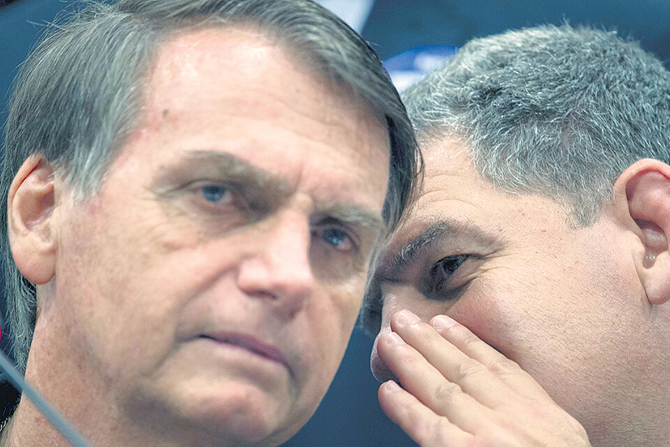 Bolsonaro escucha a Bebianno en octubre del año pasado, durante la campaña presidencial. (Fuente: AFP)