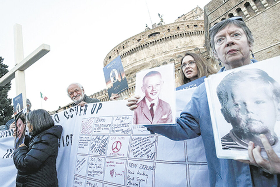 Varias personas participan en una manifestación en apoyo a las víctimas de abuso en el Castillo de Sant’ Angelo. (Fuente: EFE)