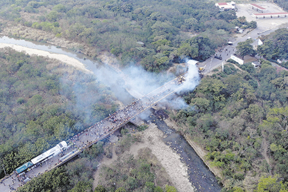Vista aérea del puente internacional entre Cúcuta y Ureña, donde se ve el humo de camiones quemados.