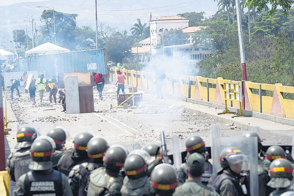 Manifestantes chocan con los agentes de la Guardia Nacional Bolivariana en San Antonio, Táchira.