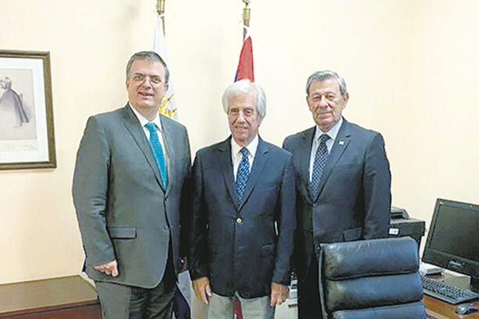 El presidente Tabaré Vázquez (centro) junto a los cancilleres Marcelo Ebrard y Rodolfo Nin Novoa.