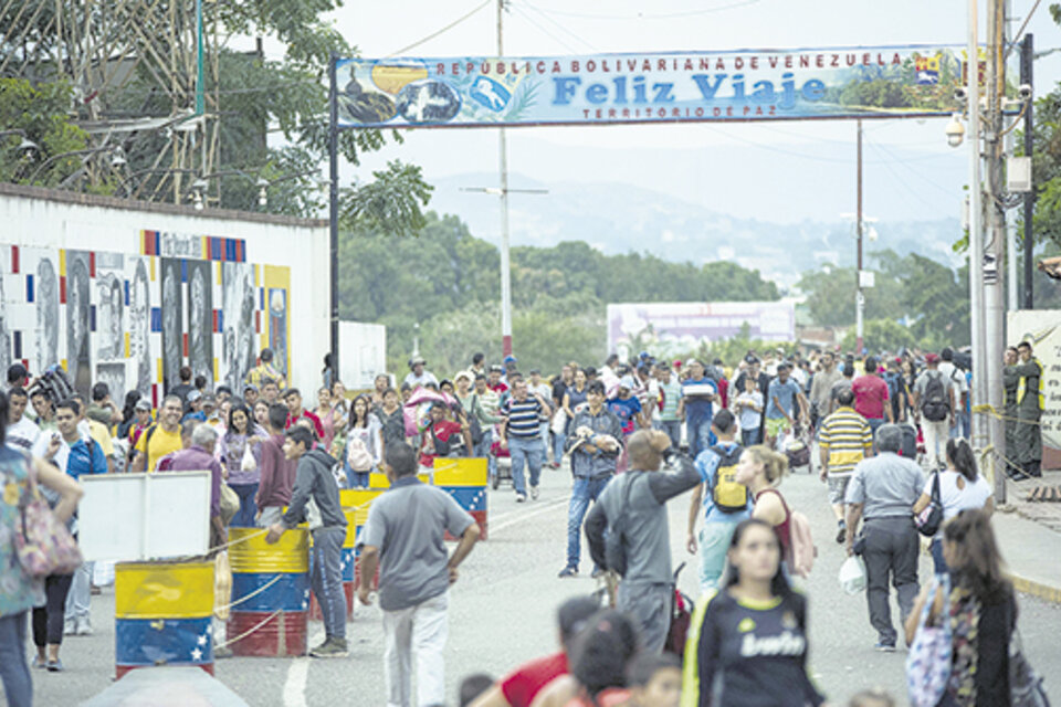 Por el puente Simón Bolívar pasan cerca de 30 mil personas diarias, de las cuales 2 mil sellan pasaporte. (Fuente: Gentileza Marcos Salgado)