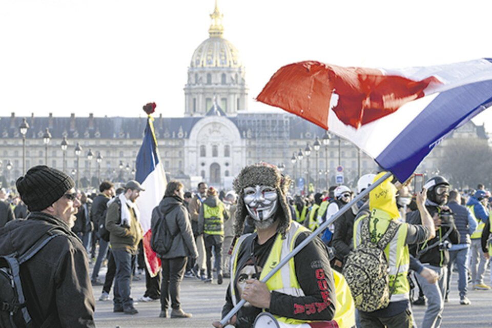 Manifestantes identificados con chalecos amarillos protestan en Paris. (Fuente: AFP)