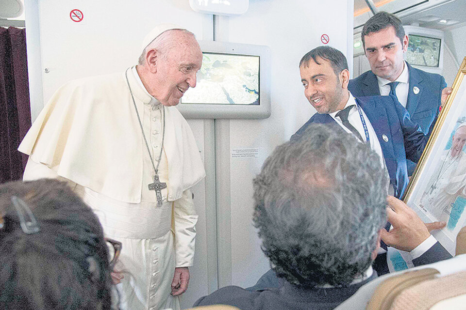 Rumbo a Roma, el Papa dijo a los periodistas que aún no leyó la carta de Maduro. (Fuente: AFP)