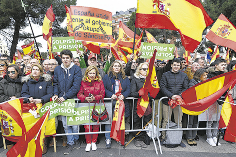 En la Plaza Colón, las consignas fueron cárcel para los independentistas catalanes y llamado a elecciones. (Fuente: AFP)