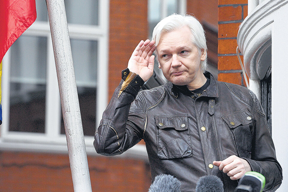 Assange acusó a la embajada de instalar inhibidores de frecuencia para aislarlo del exterior. (Fuente: AFP)