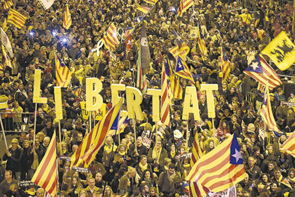 Las calles de Barcelona se cubrieron con los colores de la bandera catalana. (Fuente: AFP)