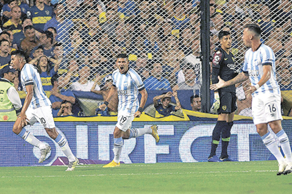 La desazón de Andrada y el grito de gol de Barbona, el que sirvió para la victoria de Atlético Tucumán. (Fuente: Télam)
