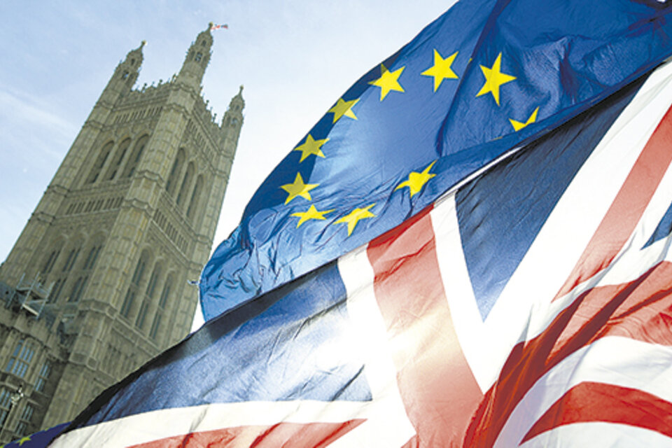 Banderas de la Unión Europea y de Gran Bretaña flamean frente al Parlamento de Londres. (Fuente: EFE)