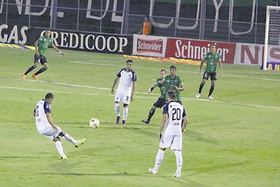 Con un tiro libre, el paraguayo Cecilio Domínguez había adelantado a Independiente en el marcador.