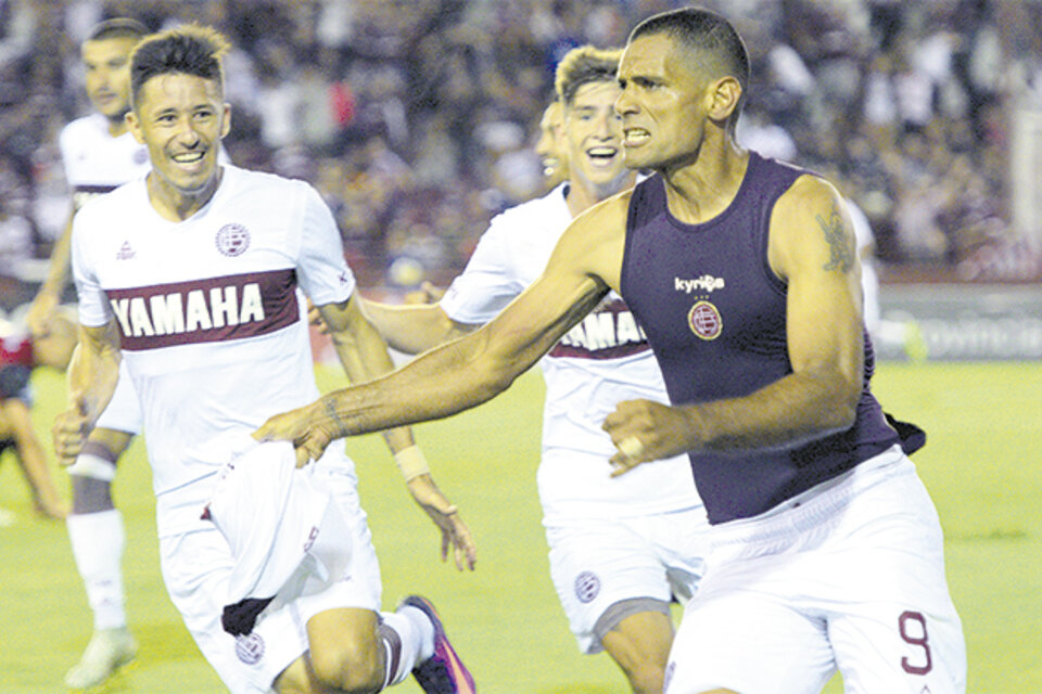 Sand festeja el 1-0, tras una jugada que se inició en un tiro de esquina.