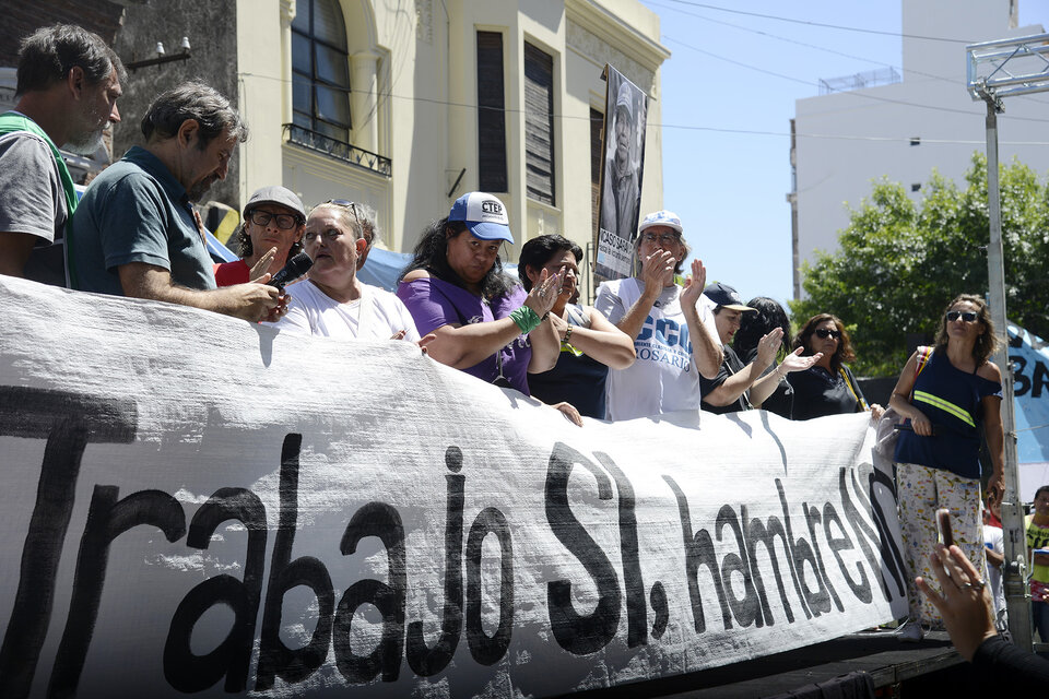 "Macri: trabajo sí, hambre no", decía la bandera que encabezaba una de las columnas. (Fuente: Andres Macera)