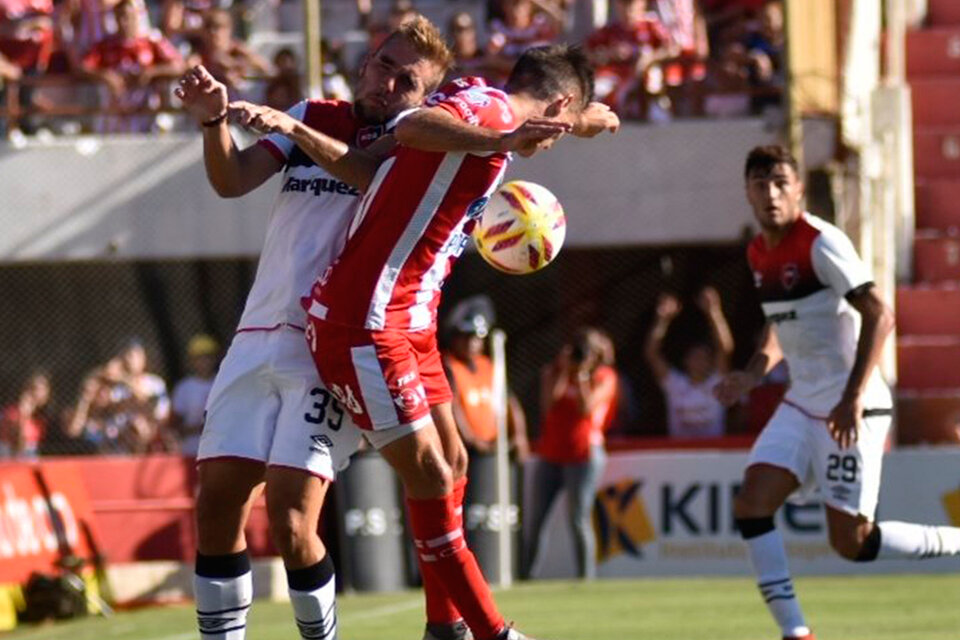 Nadalín, de buena tarde en el fondo rojinegro. (Fuente: Prensa Newell's)