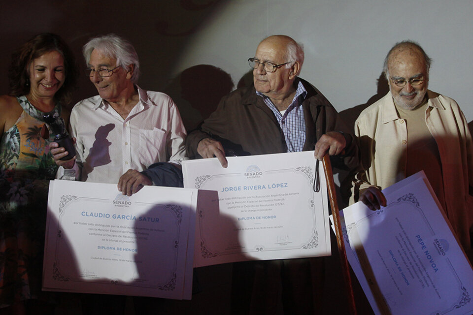 García Satur, Rivera López y Pepe Novoa, tres de los premiados, junto a Alejandra Darín. (Fuente: Jorge Larrosa)