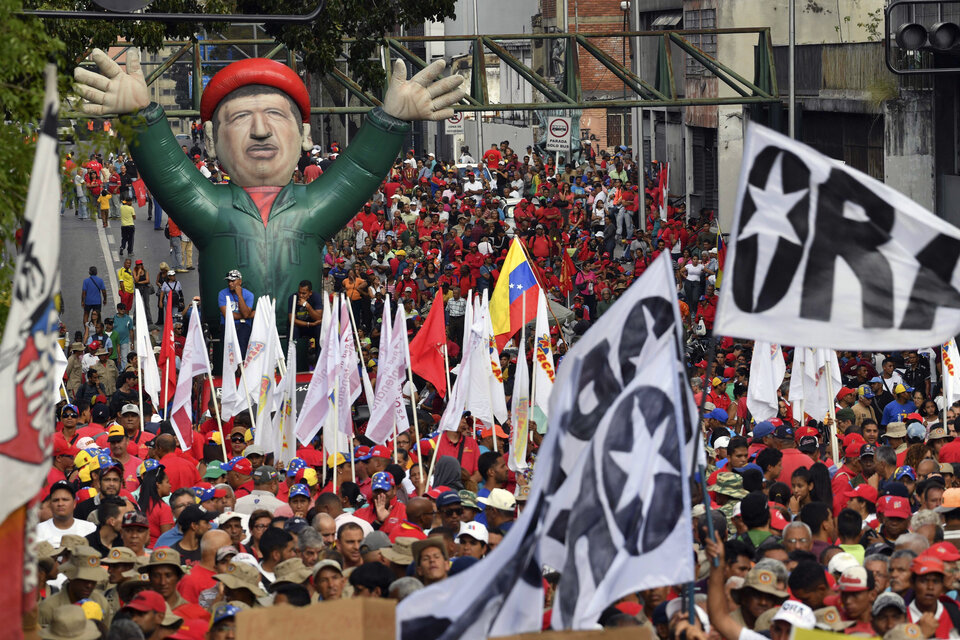 Una marea roja y la imagen de Chávez en la marcha de apoyo al gobierno de Maduro.