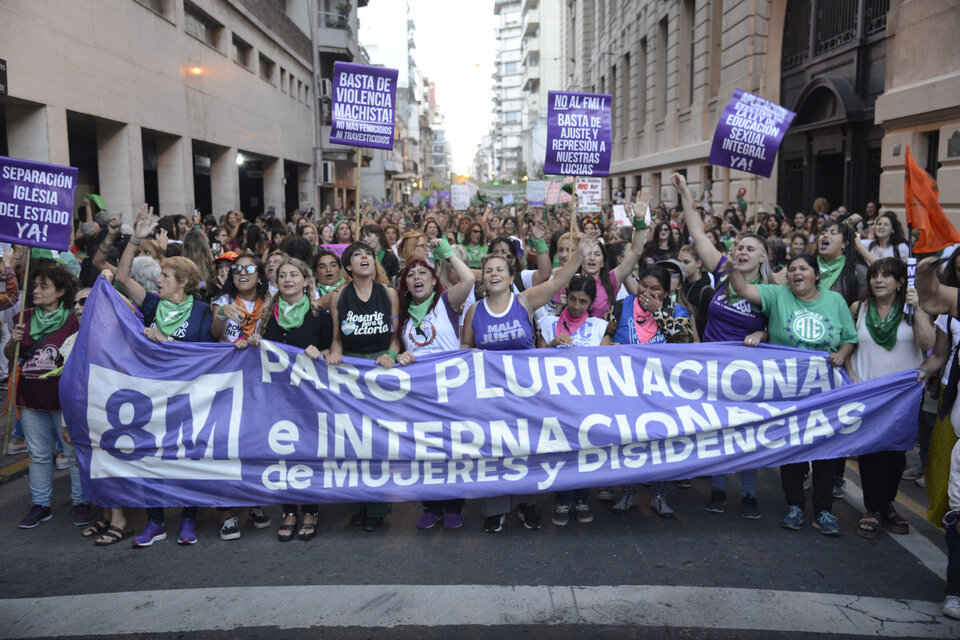 El frente de la marcha y decenas de cuadras marchando. (Fuente: Andres Macera)