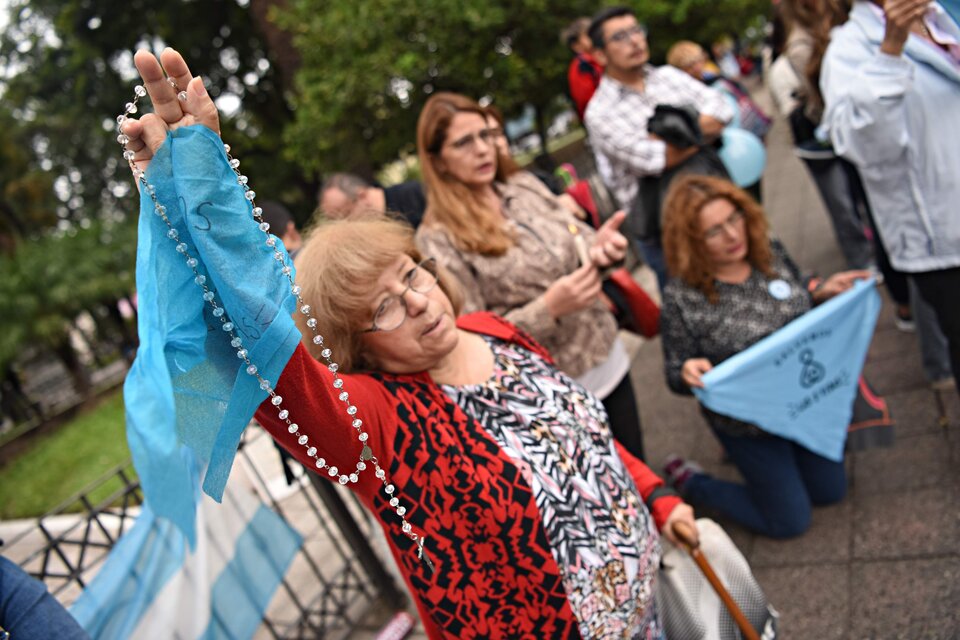 Los antiderechos se hicieron presentes frente al Hospital Eva Perón, en Tucumán. (Fuente: Juan Pablo Sánchez Noli)