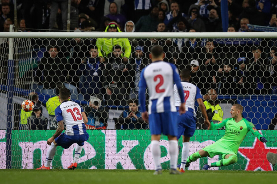 Telles marca de penal el gol que clasificó al Porto. (Fuente: EFE)