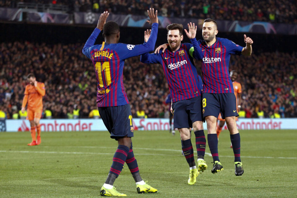 Messi festeja con Dembelé y Jordi Alba. (Fuente: EFE)