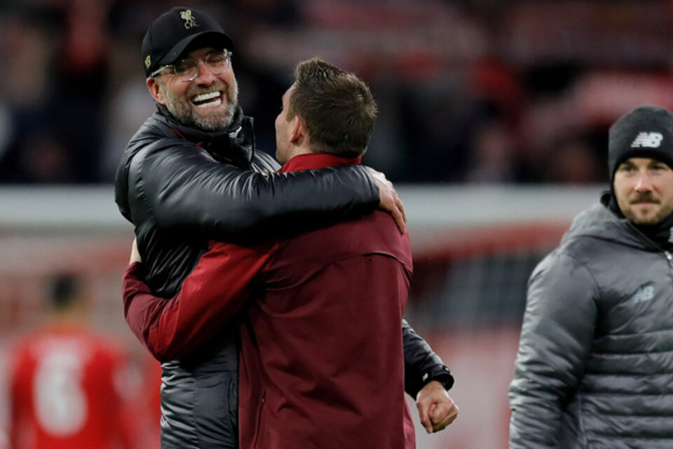 Jürgen Klopp, el DT alemán del Liverpool, celebra la victoria. (Fuente: EFE)