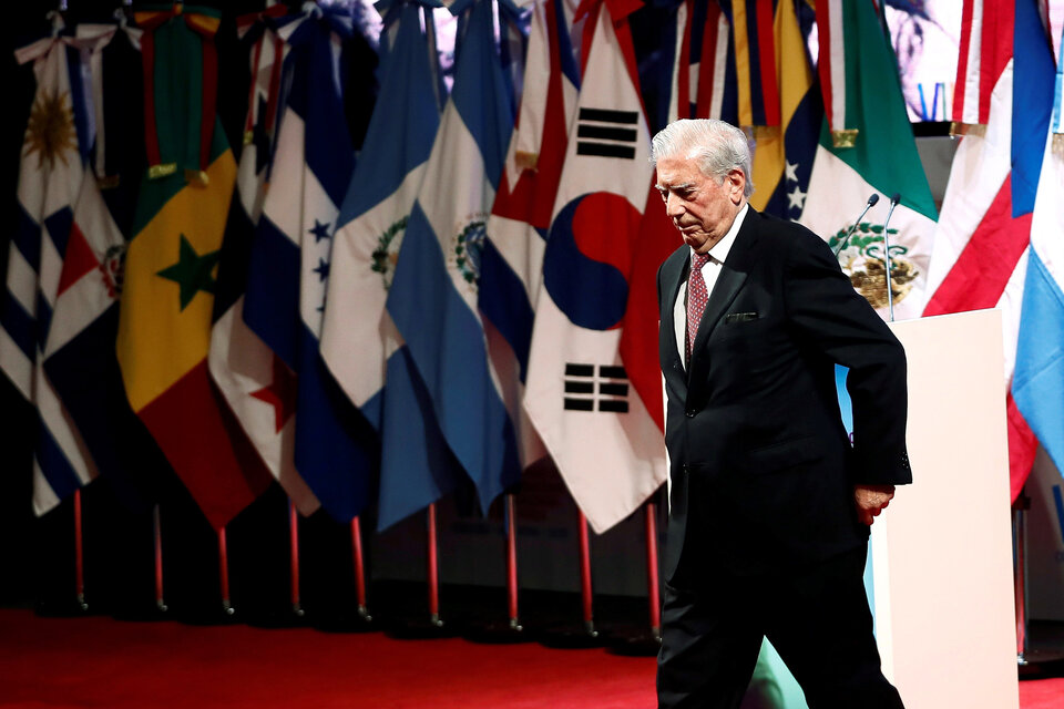 En su discurso, Vargas Llosa dedicó párrafos especialmente críticos con Manuel López Obrador. En el Congreso, Macri tuvo problemas con la lengua. (Fuente: EFE)