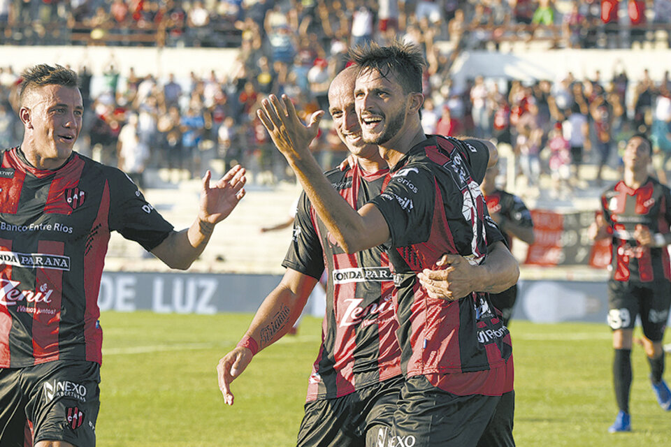 Patronato llega en alza tras salvarse del descenso en la última fecha de la Superliga. (Fuente: Fotobaires)