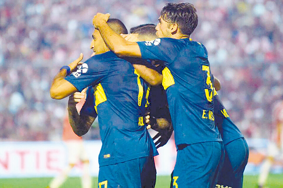n Boca se junta para festejar el empate marcado por Abila tras una buena jugada colectiva que Wanchope definió de arremetida. (Fuente: Télam)