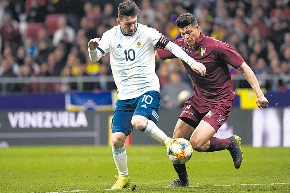 Messi maniobra ante un venezolano en el duelo amistoso. El capitán no logra brillar. (Fuente: AFP)