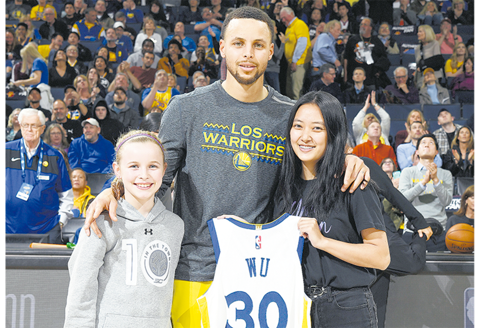 Stephen Curry y la pequeña californiana Riley, que lo conmovió con una carta de puño y letra. (Fuente: AFP)