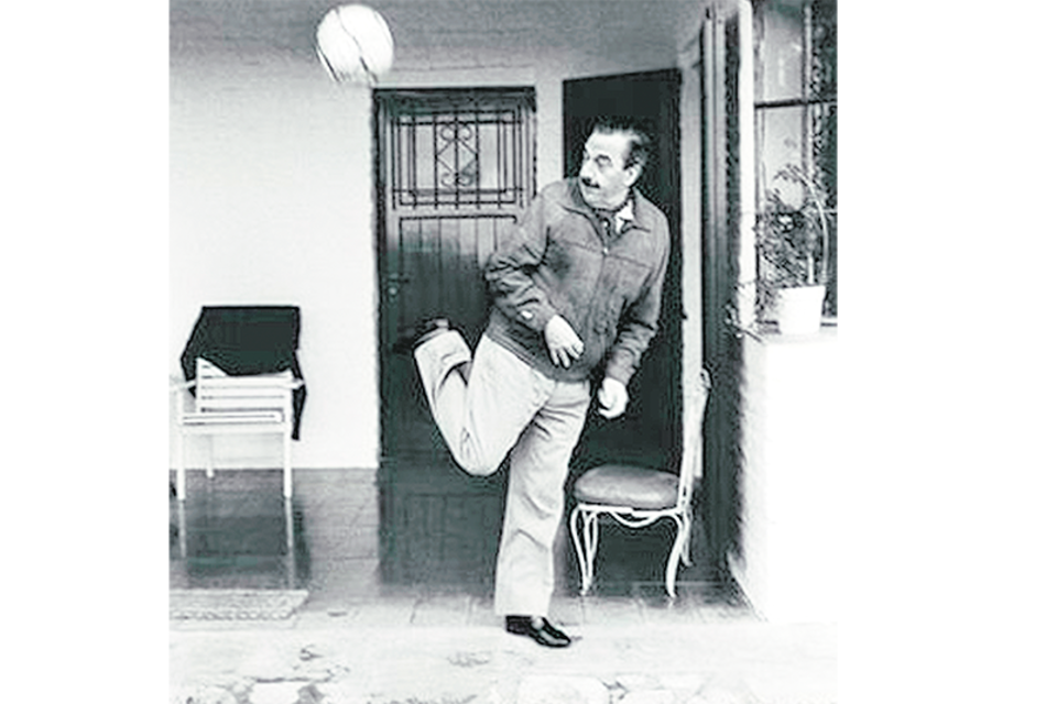 El ex presidente Raúl Alfonsín le pega a la redonda de taquito. (Fuente: Víctor Bugge)
