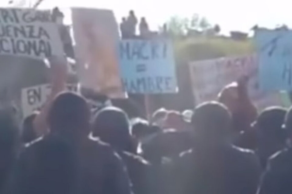 Un momento de la protesta, a metros del aeropuerto jujeño. (Fuente: Captura de pantalla)