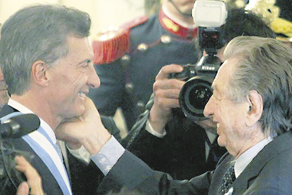 Franco Macri saluda a su hijo el día que asumió la presidencia.