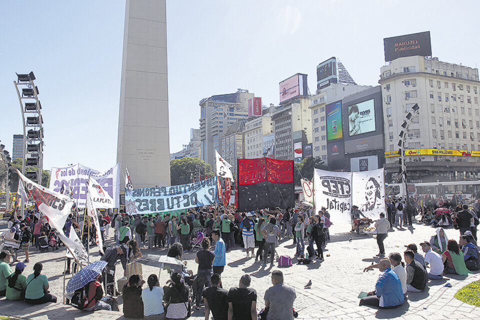 Los movimientos populares esperaban que el Gobierno atendiera sus pedidos de alimentos y planes. (Fuente: Bernardino Avila)