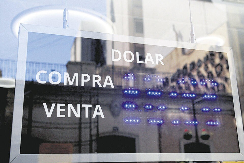 La demanda de dólares en bancos y casas de cambio se está intensificando. (Fuente: Guadalupe Lombardo)