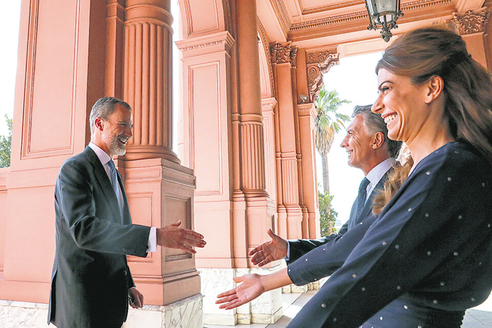 El saludo entre Felipe, Letizia, Macri y Awada en la Casa Rosada. (Fuente: NA)