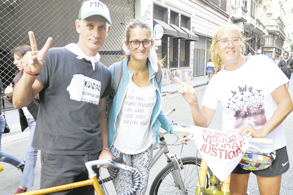 Carlos, María Claudia y Claudia, ayer, camino a la Plaza de Mayo. (Fuente: Sandra Cartasso)