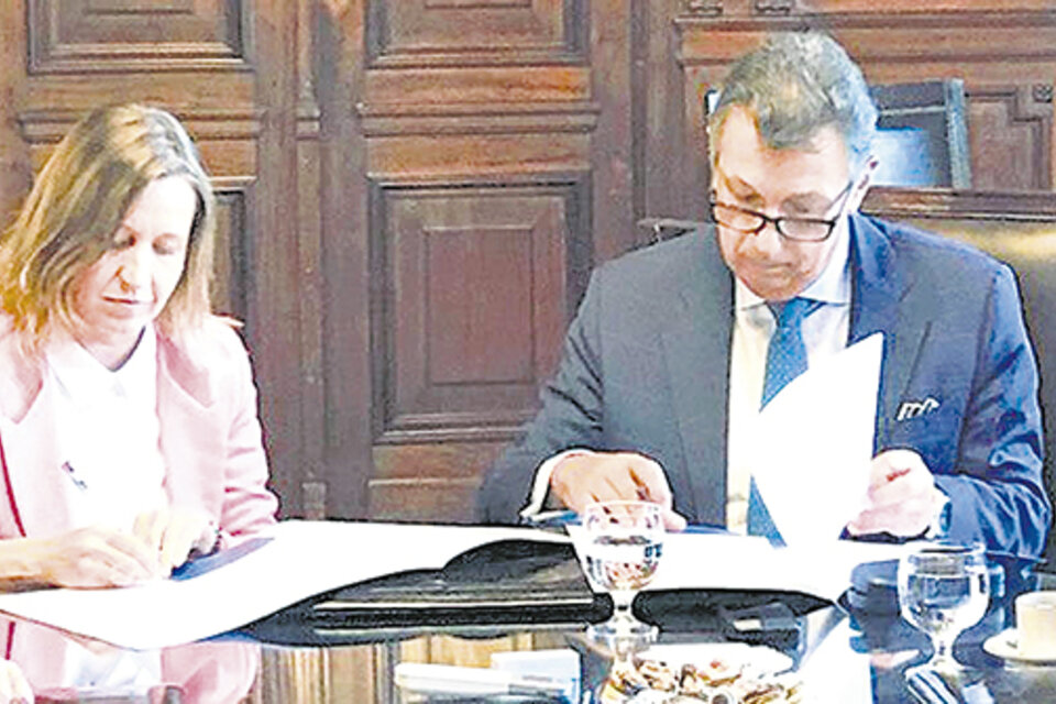 La firma del convenio con Argentina Debate, a mediados de 2018.