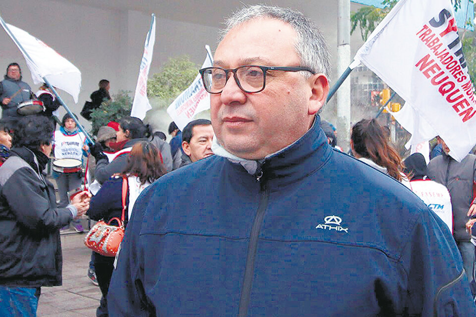 Santiago Baudino, del sindicato de municipales neuquinos, había protestado contra los despidos.