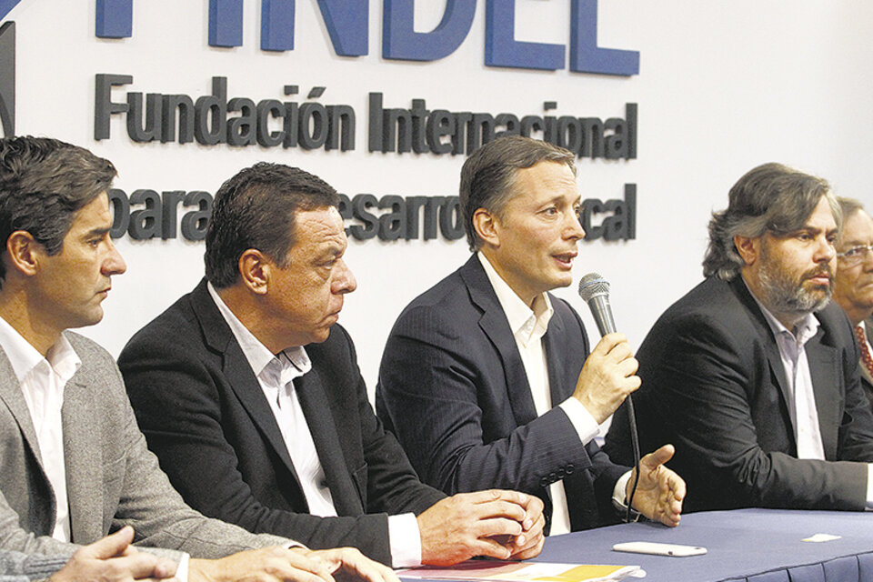 Fernando Gray, intendente de Esteban Echeverría, junto a Mariano Lovelis (Cepis) y otros denunciantes. (Fuente: Bernardino Avila)