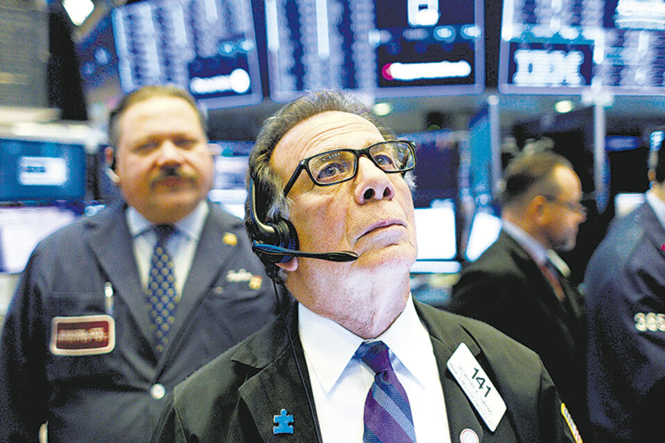 Wall Street empieza a desprenderse de bonos y acciones argentinos. (Fuente: EFE)