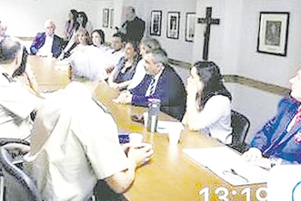 La foto publicada el domingo por PáginaI12 muestra a D’Alessio en una supuesta reunión en el Ministerio de Seguridad.