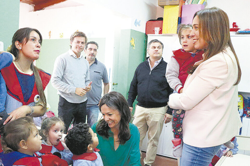 Vidal y Stanley se sacaron una foto de campaña en un centro infantil.