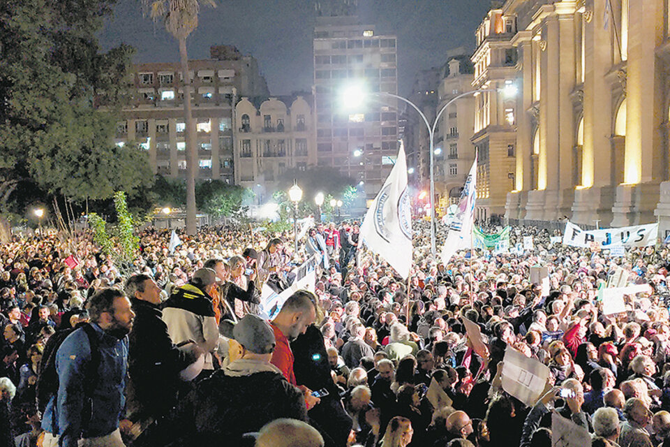 La movilización de respaldo a Ramos Padilla se hizo frente al Palacio de Tribunales. (Fuente: Leandro Teysseire)